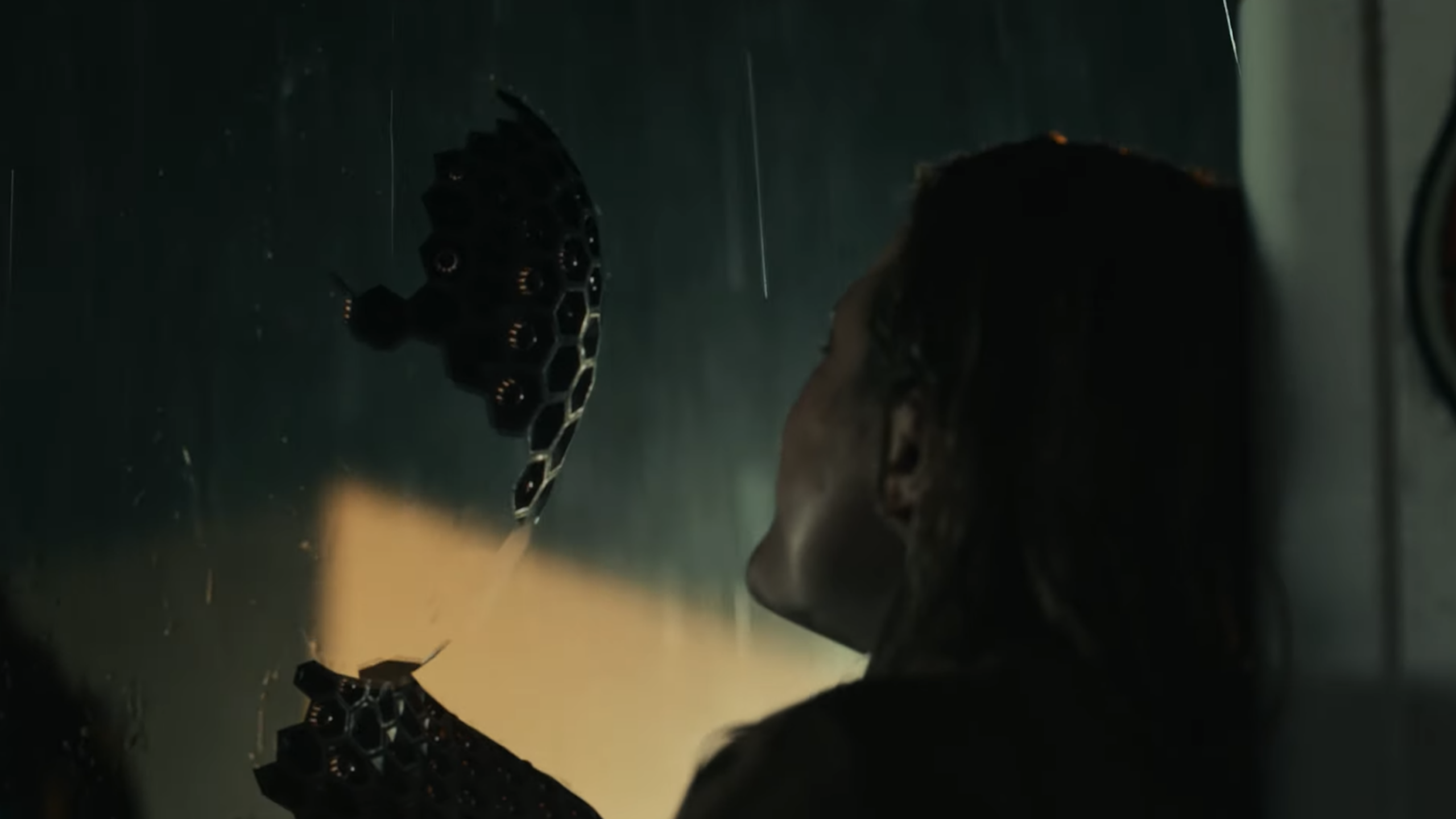 Invisible home attack - The Invisible Man (Elisabeth Moss)